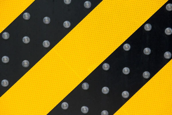 Gelbe und schwarze Linie auf Verkehrsschild gemalt — Stockfoto
