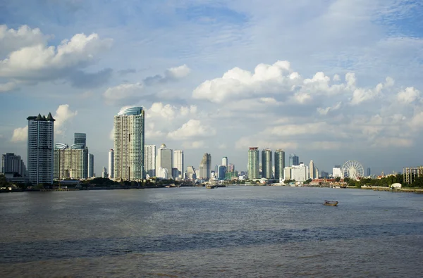 Bridge in Bangkok in clear day through Chao Phraya river — Stock Photo, Image