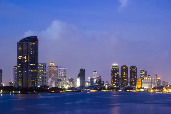 Bangkok city scape alacakaranlıkta — Stok fotoğraf