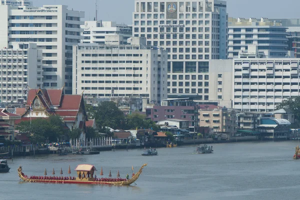 BANGKOK, THAILAND-NO VEMBER, 2: The Royal Barge Procissão Exercícios na ocasião da cerimônia Royal Kathin, que terá lugar em Wat Arun Ratchavararam, Novem ber 2,2012 em Banguecoque, Tailândia . — Fotografia de Stock