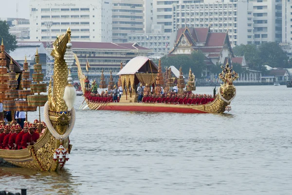 BANGKOK, THAILAND-NO VEMBER, 2: The Royal Barge Procession Exercises on the occasion for Royal Kathin ceremony which will take place at Wat Arun Ratchavararam, Novem ber 2,2012 in Bangkok, Thailand . — стоковое фото
