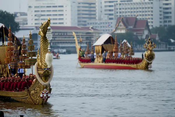 BANGKOK, THAILAND-NO VEMBER, 2: The Royal Barge Procession Exercises on the occasion for Royal Kathin ceremony which will take place at Wat Arun Ratchavararam, Novem ber 2,2012 in Bangkok, Thailand . — стоковое фото