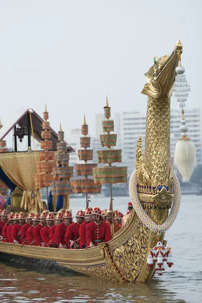 BANGKOK, TAILANDIA-NINGÚN MIEMBRO, 2: Los Ejercicios de Procesión de la Barcaza Real con motivo de la ceremonia real de Kathin que tendrá lugar en Wat Arun Ratchavararam, el 2 de noviembre de 2012 en Bangkok, Tailandia . — Foto de Stock