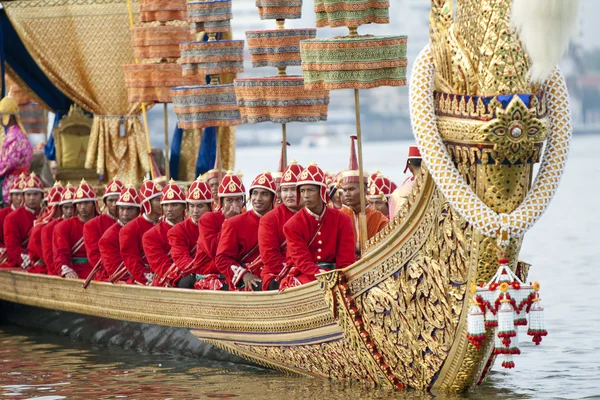 Bangkok, Tayland-hayır vember, 2: royal mavna alayı egzersizleri yapılacak royal kathin töreni vesilesiyle yerleştirmek wat arun ratchavararam, Bangkok, Tayland novem ber 2,2012,.