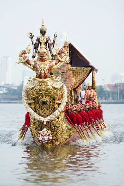 BANGKOK, THAÏLANDE-NO VEMBRE, 2 : La procession royale de péniche Exercices à l'occasion de la cérémonie royale de Kathin qui aura lieu à Wat Arun Ratchavararam, le 2 novembre 2012 à Bangkok, Thaïlande . — Photo
