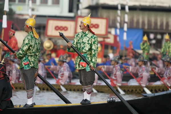 BANGKOK, THAILAND-NO VEMBER, 2: The Royal Barge Procession Exercises on the chance for Royal Kathin ceremony which will place at Wat Arun Ratchavararam, Novem ber 2.2012 in Bangkok, Thailand . — Stok Foto