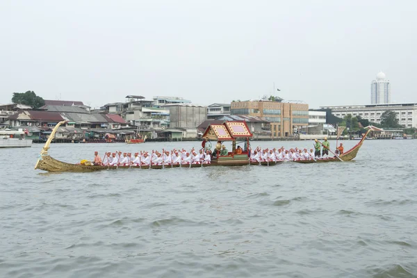 BANGKOK,THAILAND-NO VEMBER,2:The Royal Barge Procession Exercises on the occasion for Royal Kathin ceremony which will take place at Wat Arun Ratchavararam,Novem ber 2,2012 in Bangkok,Thailand. — Stock Photo, Image