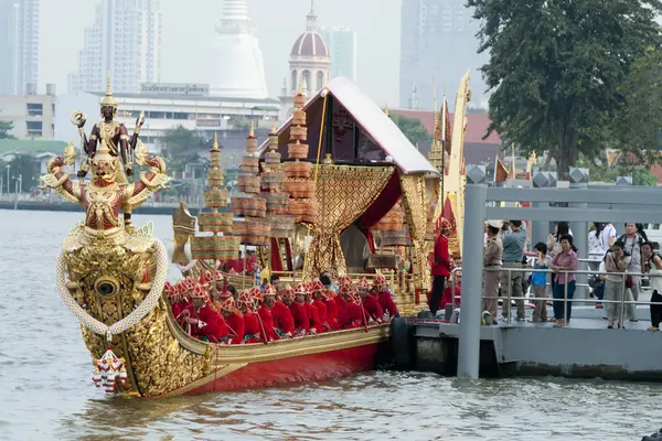 BANGKOK, THAILAND-NO VEMBER, 2: The Royal Barge Procession Exercises on the occasion for Royal Kathin ceremony which will take place at Wat Arun Ratchavararam, Novem ber 2,2012 in Bangkok, Thailand . — стоковое фото