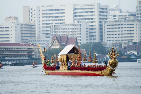 BANGKOK, THAILAND-NO VEMBER, 2: The Royal Barge Procissão Exercícios na ocasião da cerimônia Royal Kathin, que terá lugar em Wat Arun Ratchavararam, Novem ber 2,2012 em Banguecoque, Tailândia . Fotografia De Stock