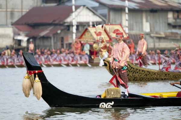 BANGKOK, THAILAND-NO VEMBER, 2: The Royal Barge Procissão Exercícios na ocasião da cerimônia Royal Kathin, que terá lugar em Wat Arun Ratchavararam, Novem ber 2,2012 em Banguecoque, Tailândia . Imagem De Stock