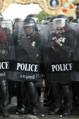 polis komando makkhawan Köprüsü'nde hükümet dışında bir barikat koru