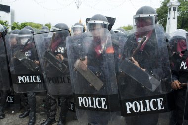 polis komando makkhawan Köprüsü'nde hükümet dışında bir barikat koru