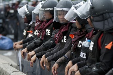 polis komando makkhawan Köprüsü'nde hükümet dışında bir barikat koru