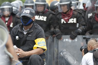 polis komando makkhawan Köprüsü'nde hükümet dışında bir barikat koru
