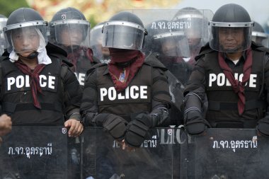 polis komando makkhawan Köprüsü'nde hükümet dışında bir barikat koru