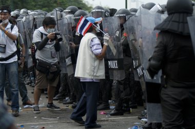 polis komando makkhawan Köprüsü'nde hükümet dışında bir barikat koru