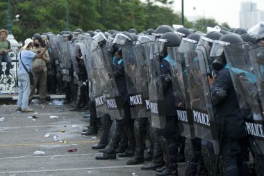 polis komando makkhawan Köprüsü'nde hükümet dışında bir barikat koru
