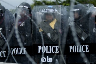 polis komando makkhawan Köprüsü'nde hükümet dışında bir barikat koru