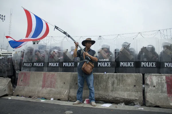 polis komando makkhawan Köprüsü'nde hükümet dışında bir barikat koru