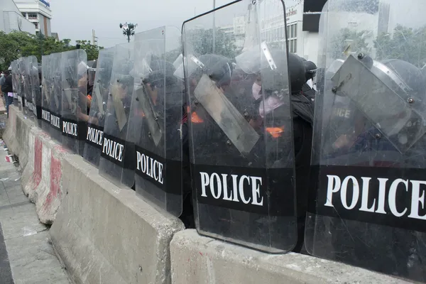 Comandos da Polícia guardam uma barricada na Ponte Makkhawan fora do Governo — Fotografia de Stock