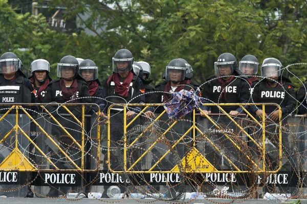 Comandos da Polícia guardam uma barricada na Ponte Makkhawan fora do Governo — Fotografia de Stock