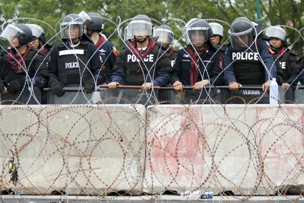 Командование полиции охраняет баррикаду на мосту Макхаван за пределами правительства — стоковое фото