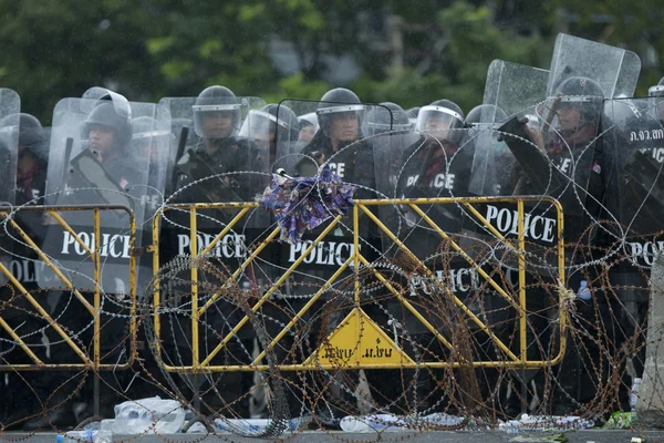 Polizeikommandos bewachen eine Barrikade auf der Makkhawan-Brücke vor der Regierung — Stockfoto