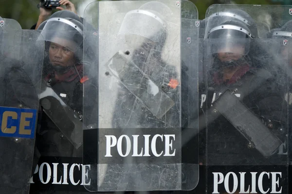 Des commandants de la police gardent une barricade sur le pont Makkhawan à l'extérieur du gouvernement — Photo