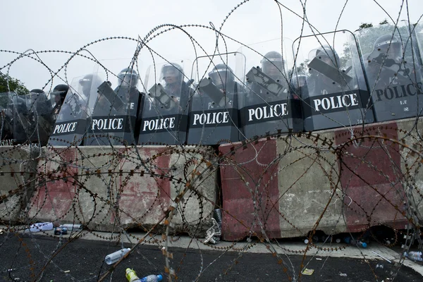 Командование полиции охраняет баррикаду на мосту Макхаван за пределами правительства — стоковое фото