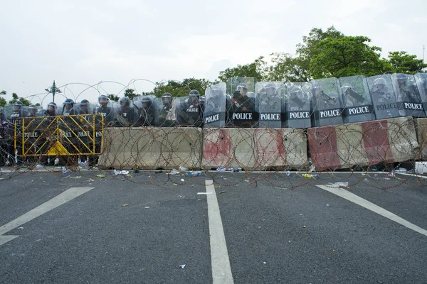 Police Commandos guard a barricade on Makkhawan Bridge outside Government — Stock Photo, Image