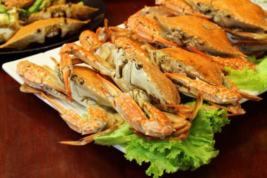 Yerel restoranda haşlama yengeç