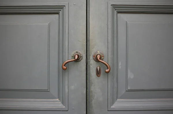 Manijas de la puerta con una vieja puerta de madera doble —  Fotos de Stock