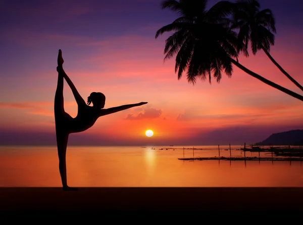 Silhueta de menina Yoga no pôr do sol — Fotografia de Stock