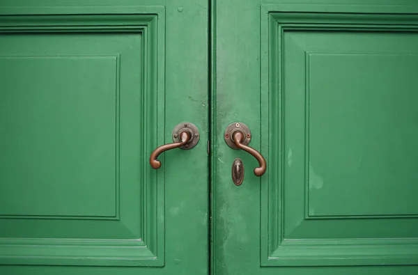 Door handles with an old double wood door — Stock Photo, Image