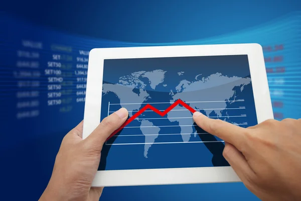 Hand som håller ett världen diagram — Stockfoto