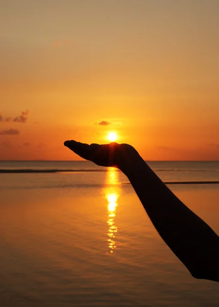 手に太陽を持つ女性の手を閉じる — ストック写真