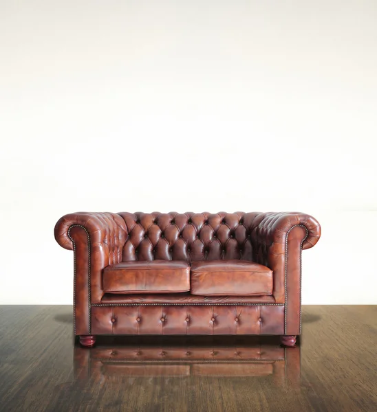 klasik kahverengi deri koltuk ve eski ahşap arka plan.