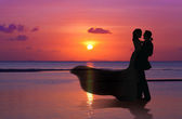 Ehepaar am Strand von Sonnenuntergang