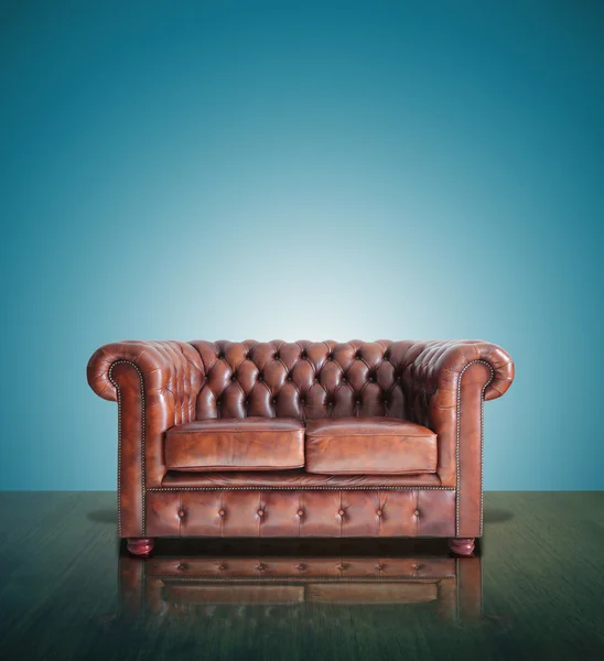 Класичний коричневої шкіри диван і старий фону. — стокове фото