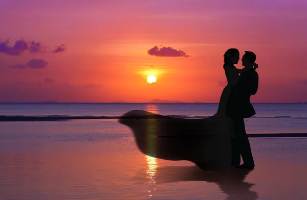 Casal casado na praia do pôr do sol — Fotografia de Stock