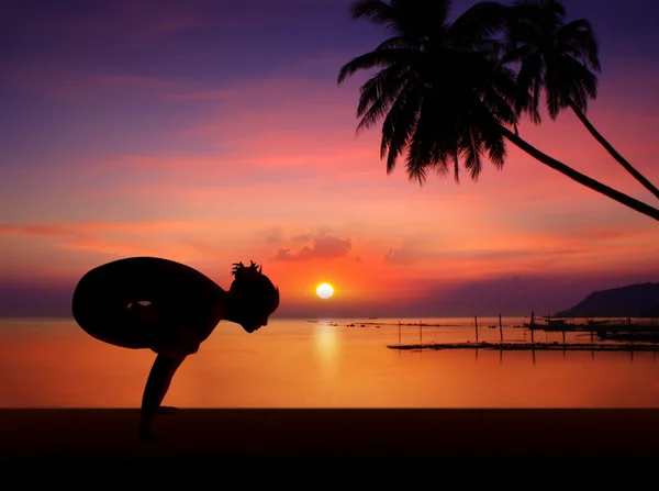 Yoga-kız günbatımı içinde — Stok fotoğraf