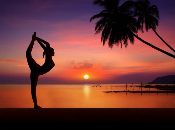 Yoga flicka på sunset — Stockfoto