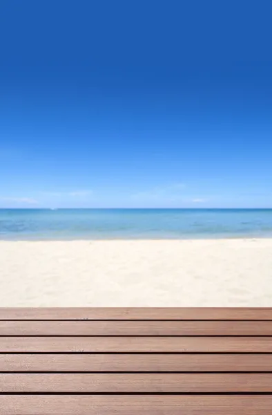 Trä terrass på stranden — Stockfoto