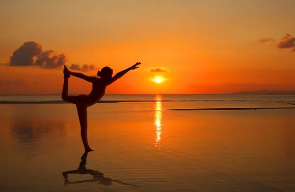 Meisje doet aan yoga — Stockfoto
