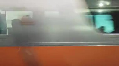 Japon mermi trenindeki siluet insan gezgini..