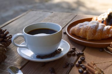 Sabahları kahve fincanı sıcak olur. 