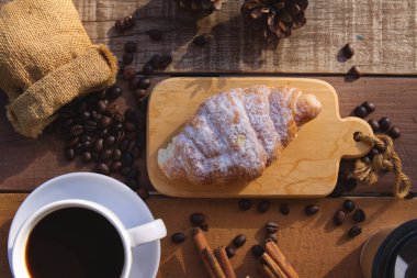 Sabahları kahve fincanı sıcak olur. 