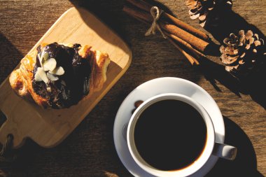 Sabahları kahve fincanı sıcak olur. 