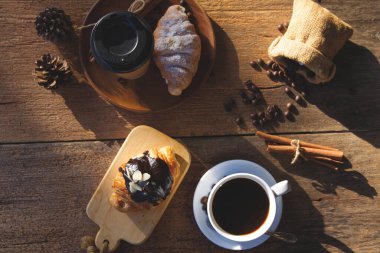 Sabahları kahve fincanı sıcak olur. 