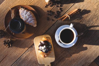 Sabahları kahve fincanı sıcak olur. 